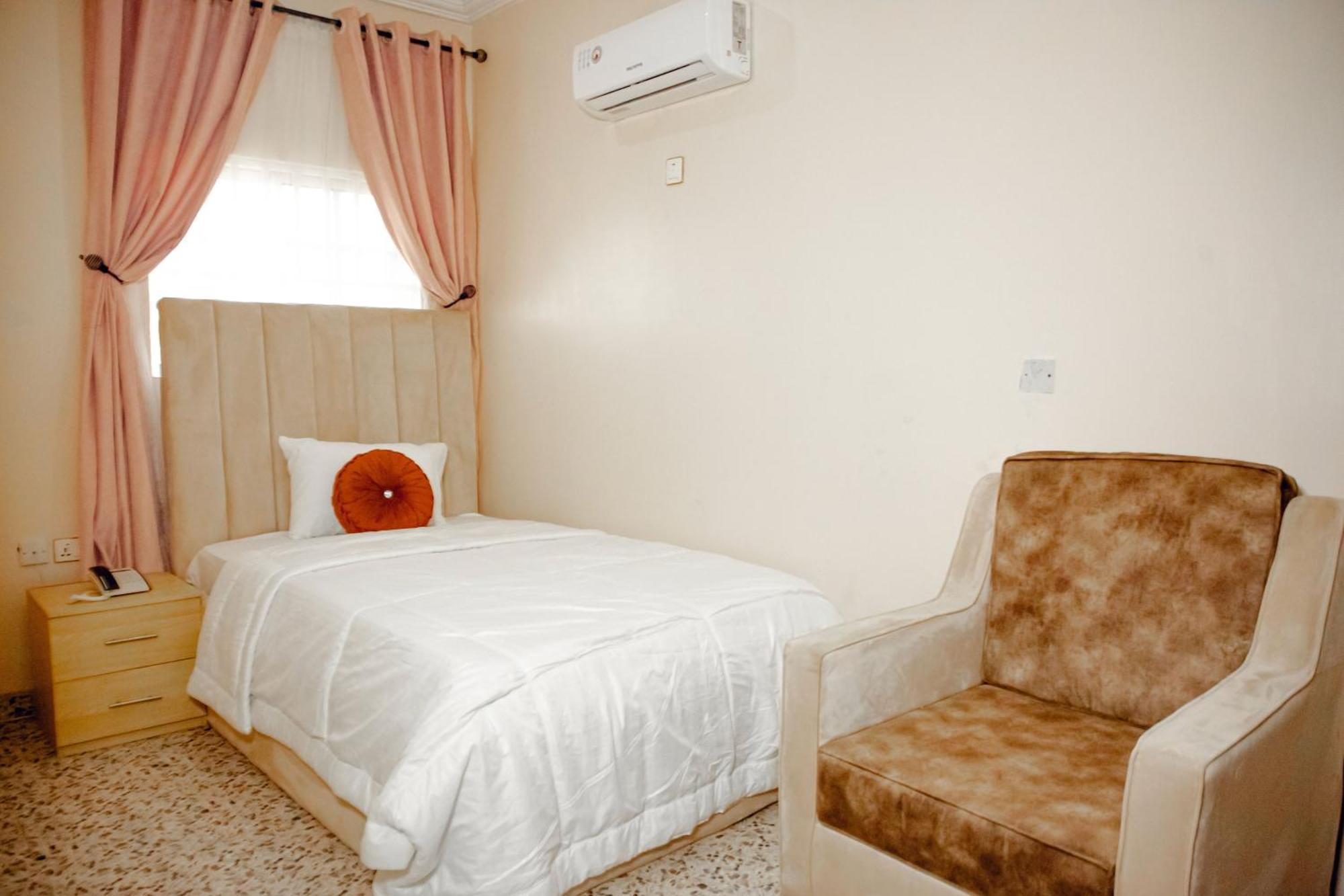 Nexus Xpress Hotel Abuja Esterno foto